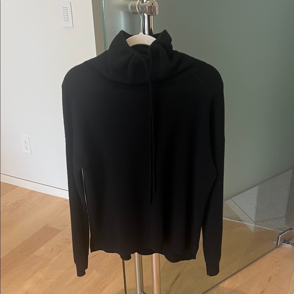 Black cashmere tunic like sweater
Slits on slide